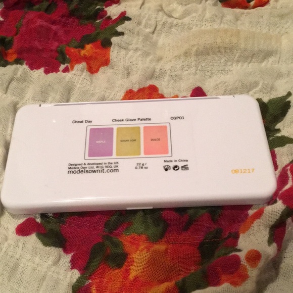 ModelsOwn CheatDay CheekGlaze Highlighter  Palatte - Picture 6 of 6